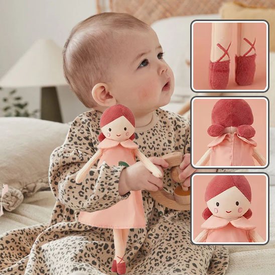 Bébé avec son doudou à la main