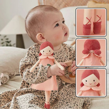 Bébé avec son doudou à la main