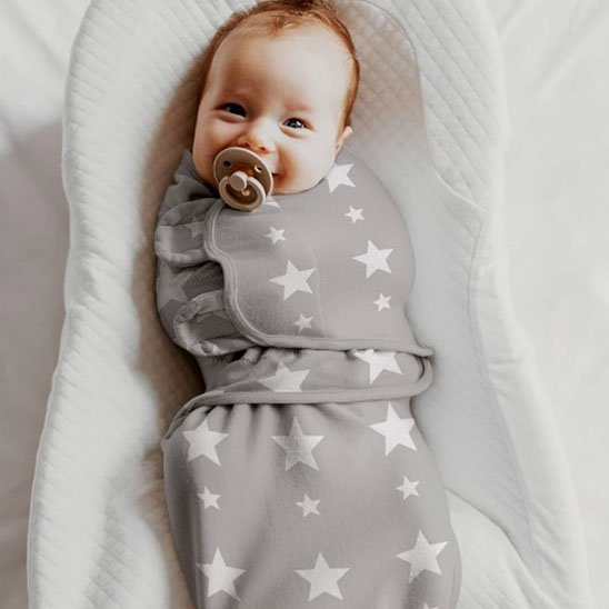 bébé couvert avec Couverture emmaillotage