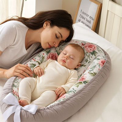 bebe dort dans nid bebe a cote de sa maman
