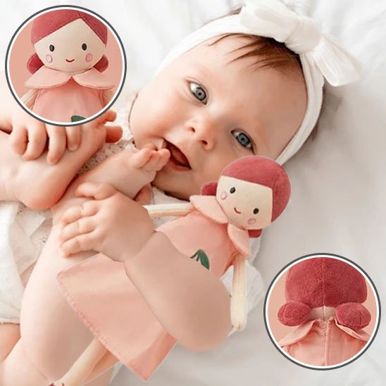 Bébé fille avec son doudou