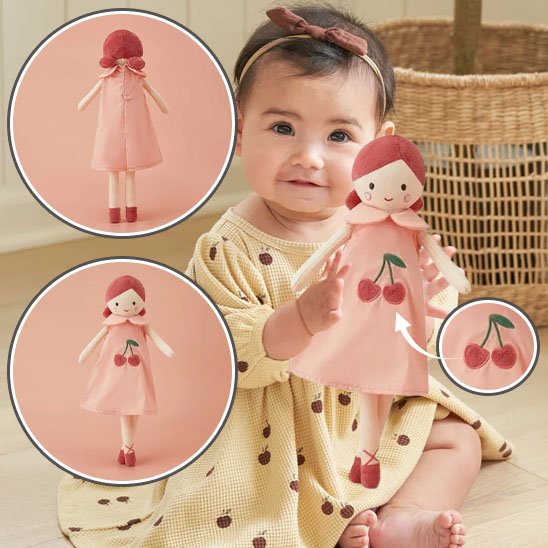 Bébé joue avec son doudou