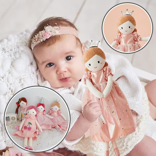 Bébé joue avec son doudou