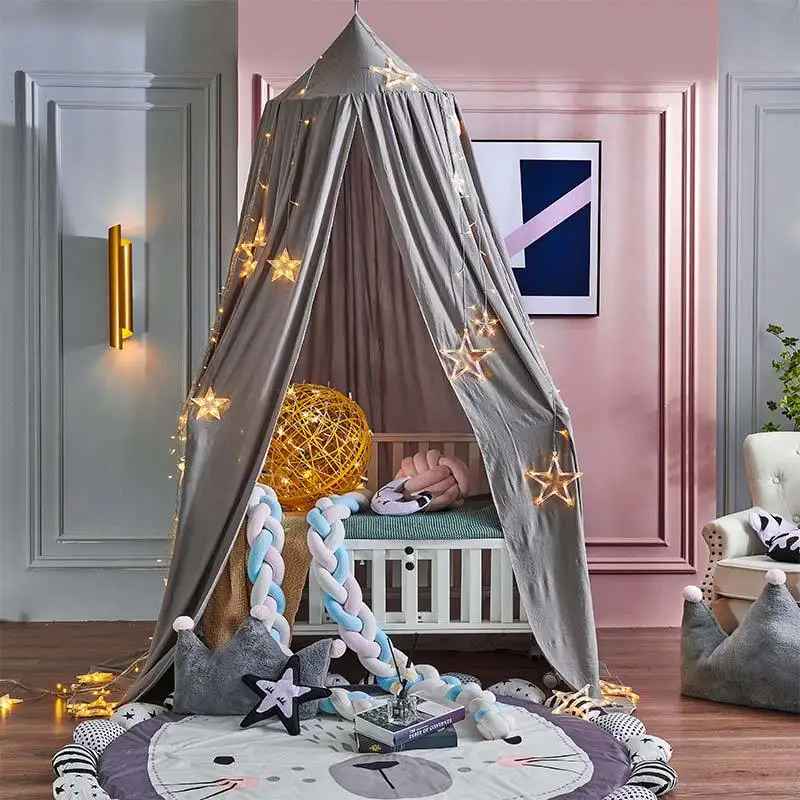ciel de lit vert dans la chambre