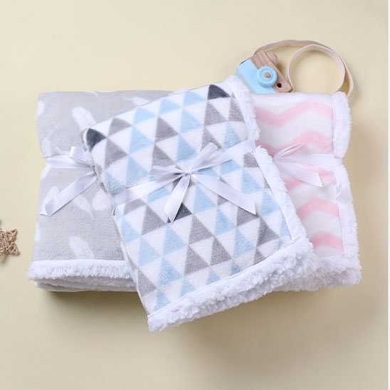 Couverture bébé grise, bleu et rose