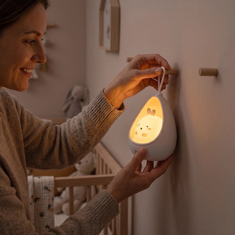 maman accroche Veilleuse bébé