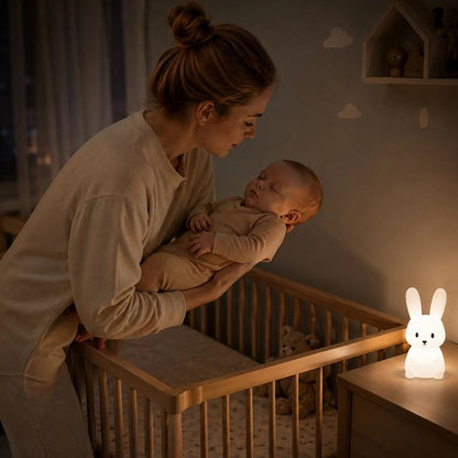maman dépose son bébé dans son lit prêt du Veilleuse lapin