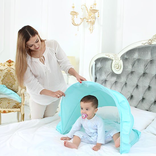 Moustiquaire lit bébé et maman à coté