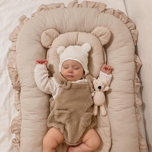Bébé dort dans réducteur de lit | Coconzen - Univers Bébé Doux